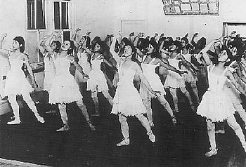 Dance lesson at Takarazuka Music School in 1919.JPG