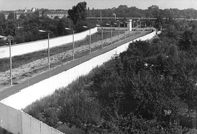 Bundesarchiv Bild 183-1990-0831-012, Berlin, Plänterwald, Mauer mit Todesstreifen.jpg