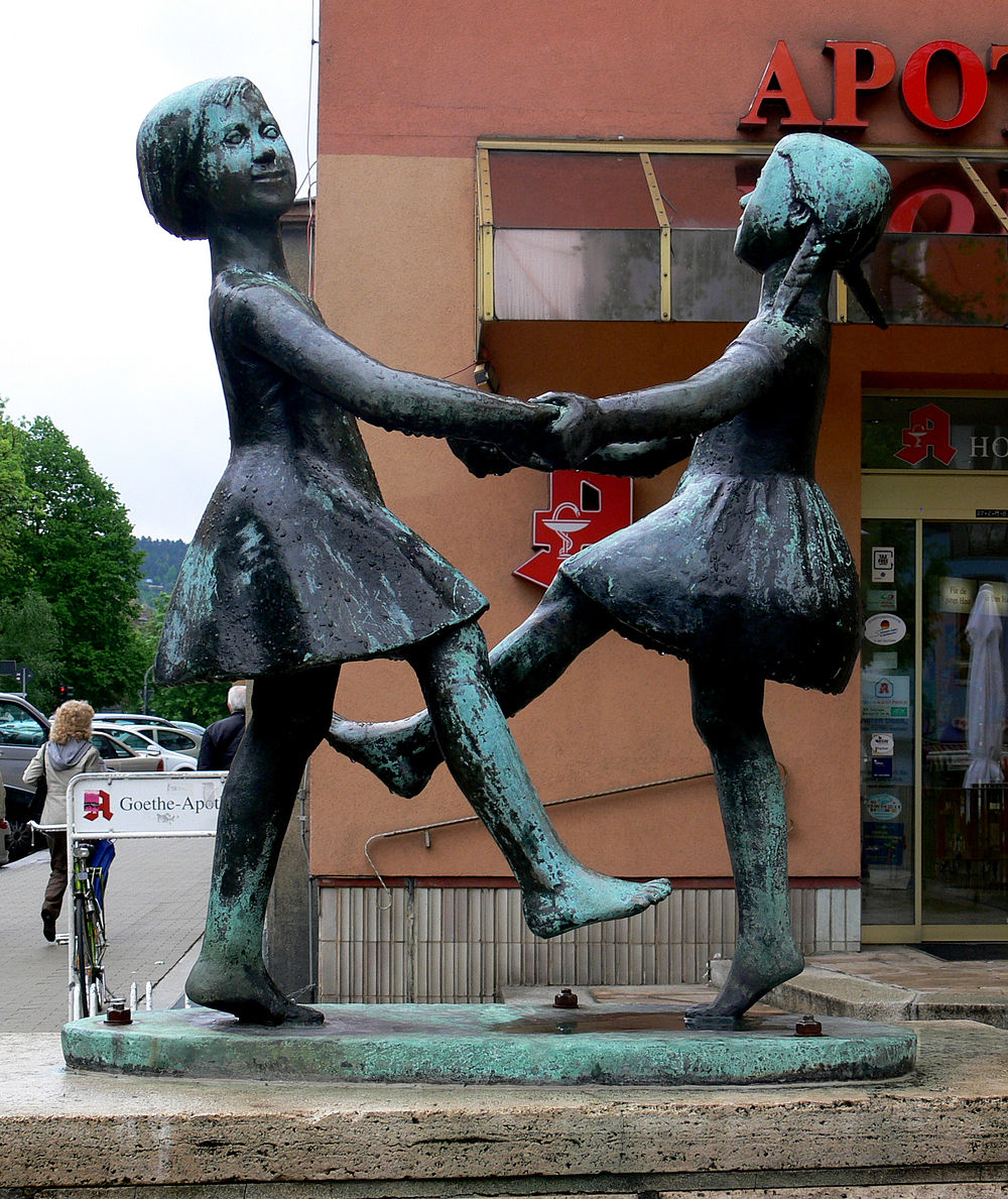 Jena Skulptur Kinder Weigelstraße.jpg
